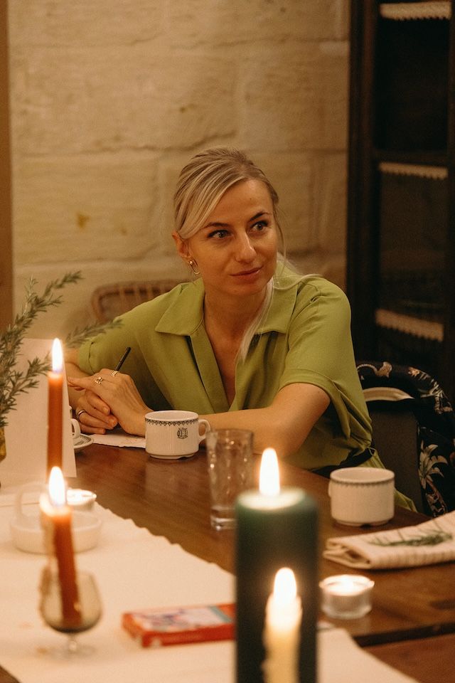 Evening conversation by candlelight